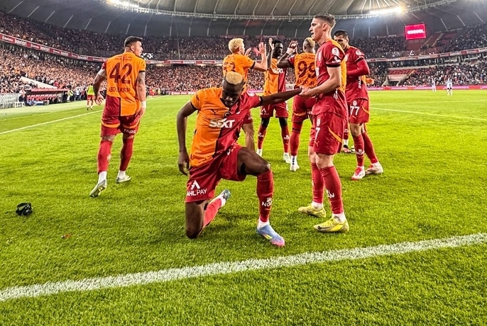 Nigerian striker Victor Osimhen played a pivotal role in Galatasaray’s triumphant 2024-2025 season, helping the club secure the Turkish Süper Lig title after a commanding 3-0 victory over Kayserispor.