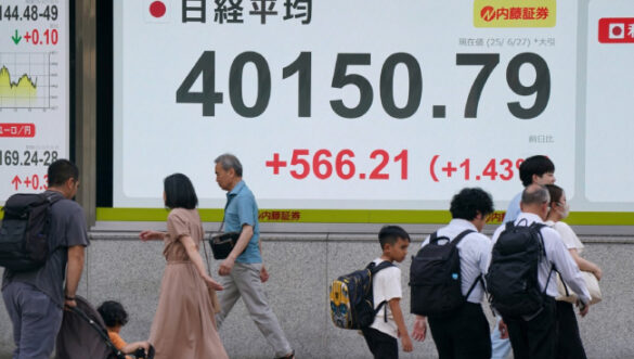 Asian Stocks Hit By Fresh Tech Fears, Gold Retreats From Peak